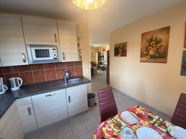 blick von k&uuml;che in wohnzimmer ferienwohnung eg