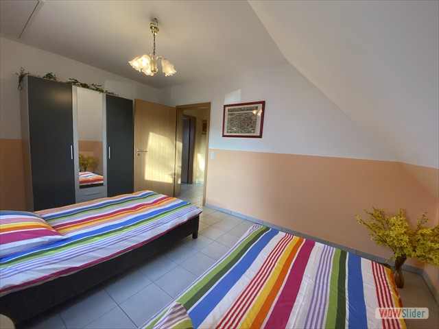 kleines schlafzimmer mit zwei einzelbetten