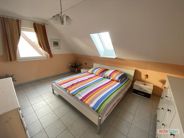 elternschlafzimmer mit doppelbett