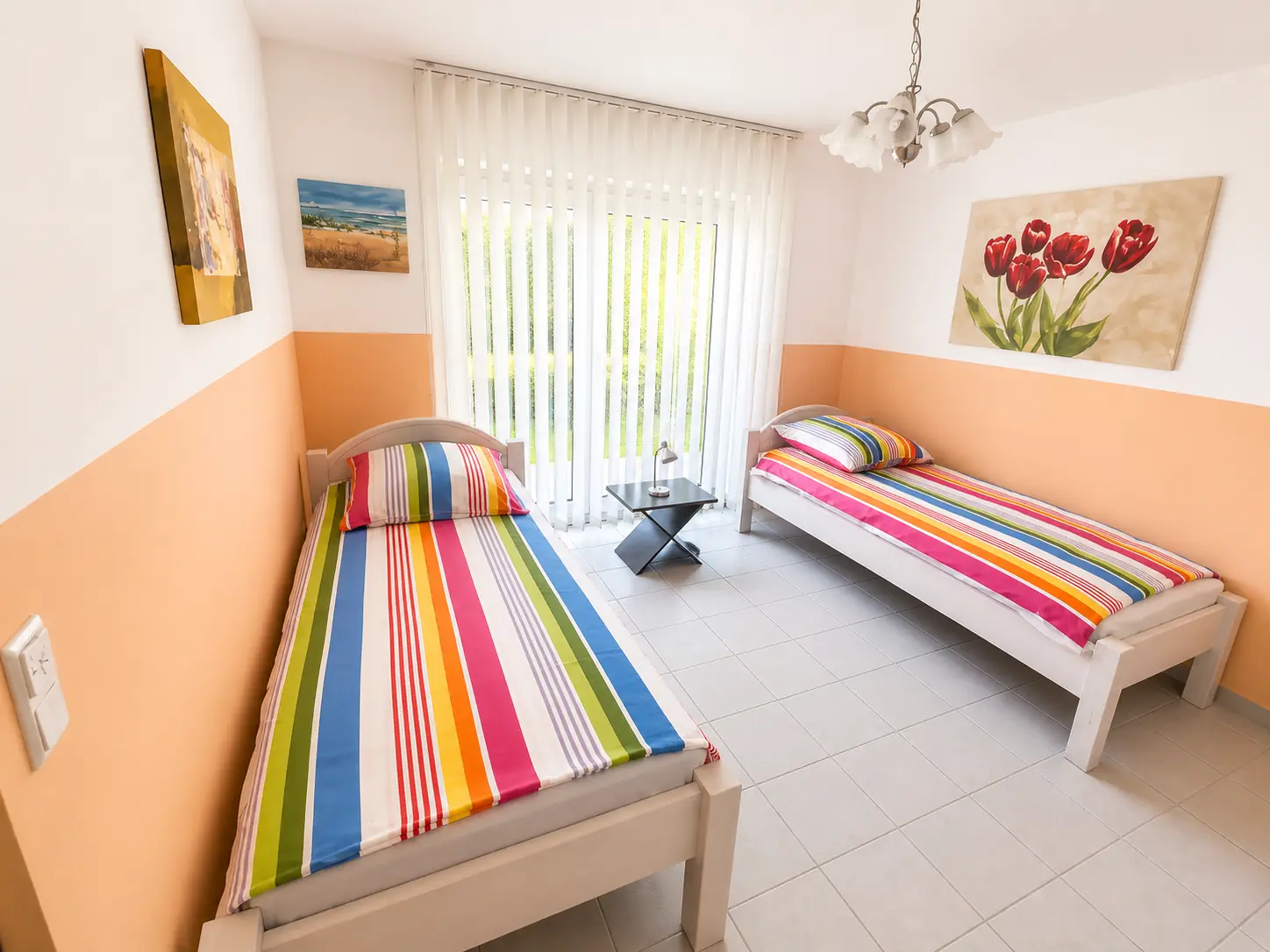 Zweites Schlafzimmer mit Einzelbetten