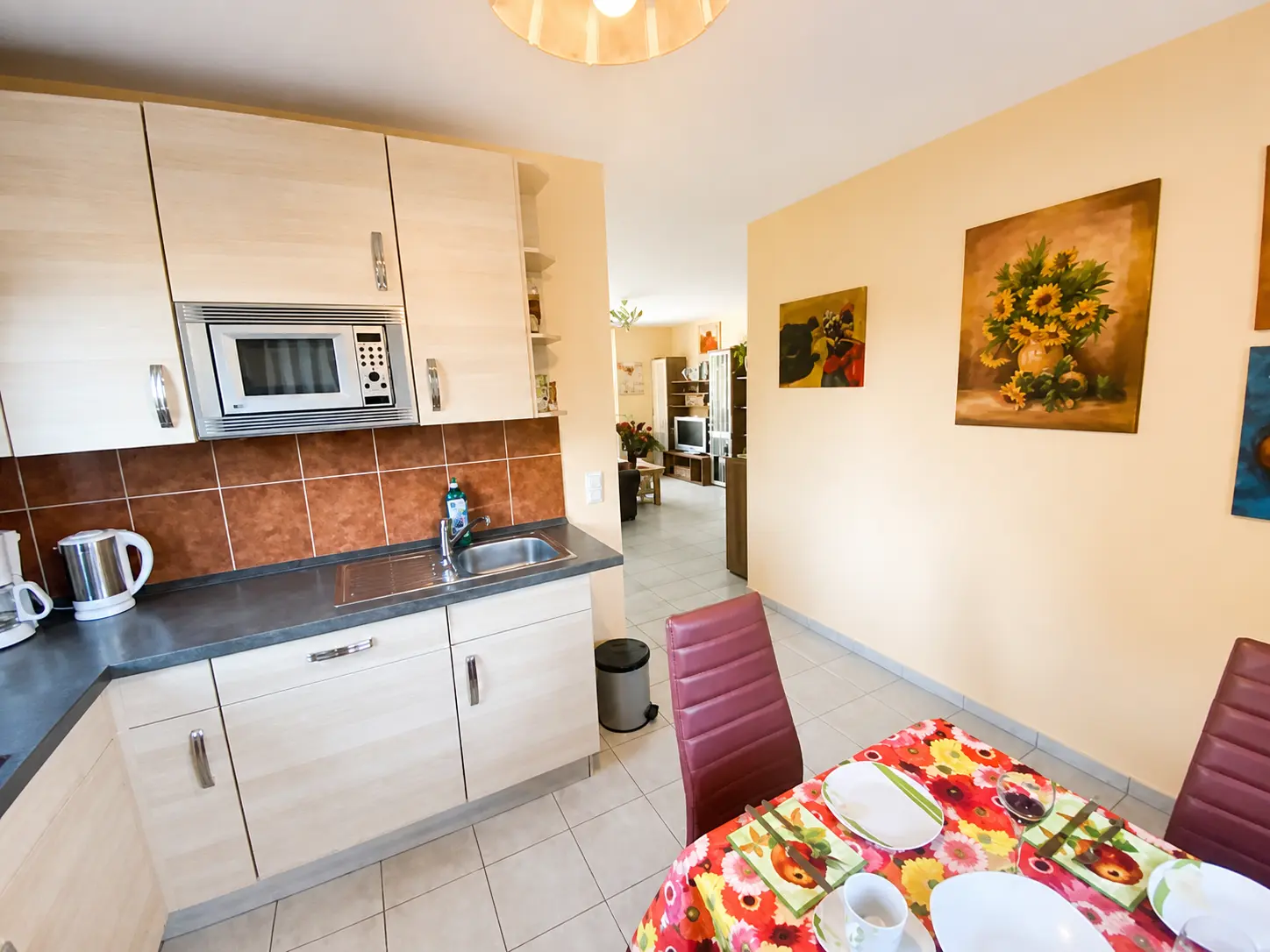 Blick von K&uuml;che in Wohnzimmer Ferienwohnung EG