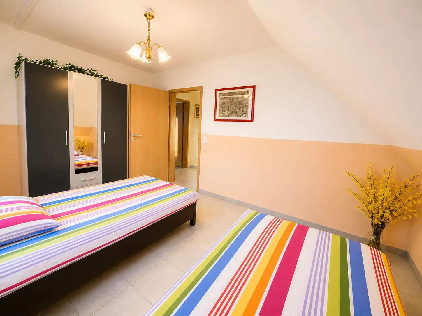 Kleines Schlafzimmer mit zwei Einzelbetten