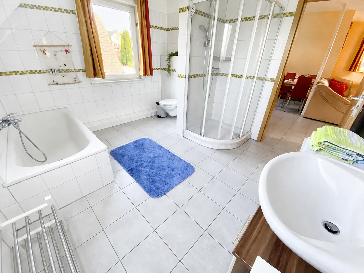 Bad mit Wanne und Dusche